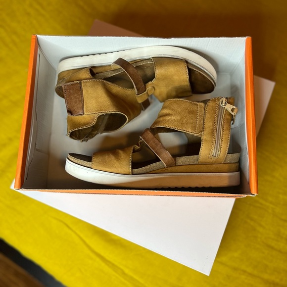 Miz Mooz Samantha Sandal in Wheat Tan US 9 EU 40 - Picture 5 of 5